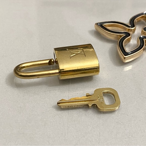 LOUISโVUITTON LOCK AND KEY ON KEYCHAIN #301 - Picture 7 of 10